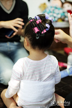 着物を着るなら、女性の髪型は子供と言えどもアップスタイルですね。（EOS 5D + EF 50mm）