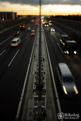 いつもの場所から望む高速道のクルマたち（EOS 5D + TS-E 24mm）