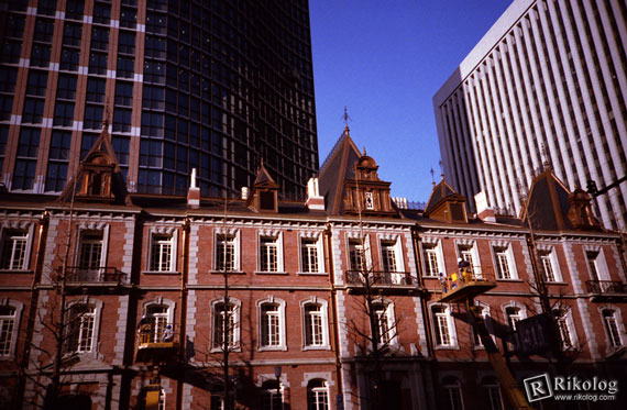 空の青と赤煉瓦。LOMOの得意な被写体だ。(LOMO LC-A + AGFA VISTA 100)