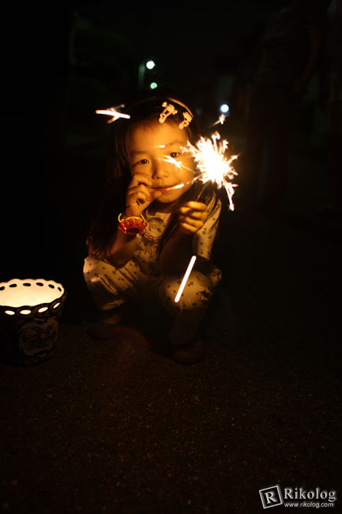 よく動く姪っ子と花火を撮るのは至難の業。笑（EOS 5D + EF 28mm）